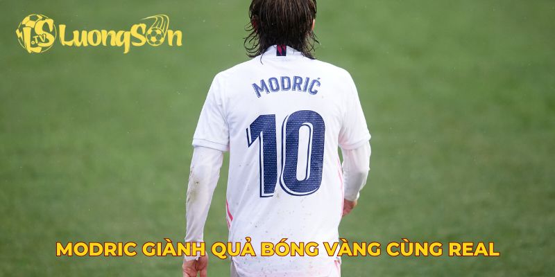 Modric giành quả bóng vàng cùng Real